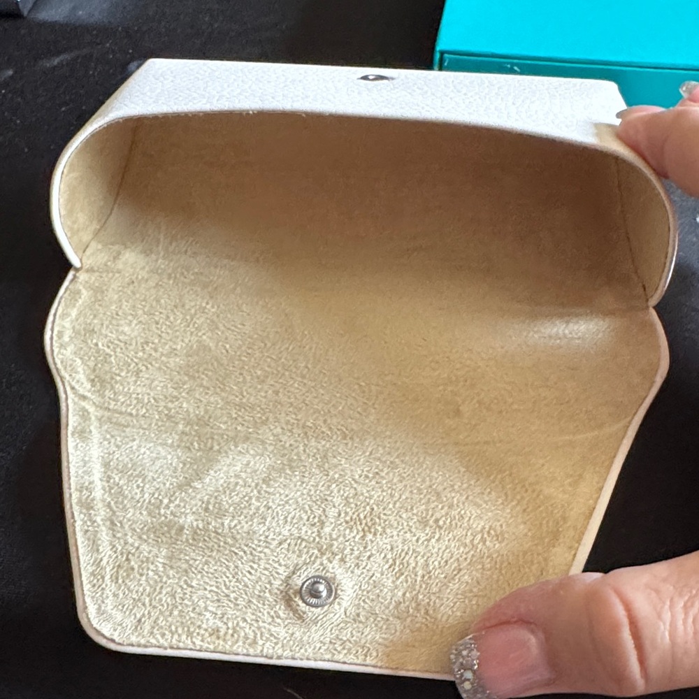 Michael Kors White Leather Eyewear Case - Picture 4 of 7